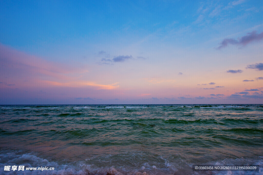 海边绚丽晚霞与海浪景观