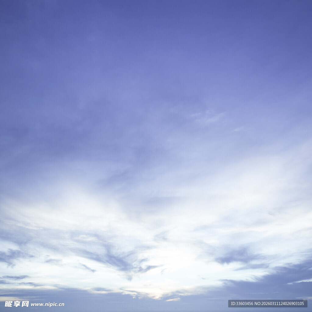 晴朗天空下的轻柔白云