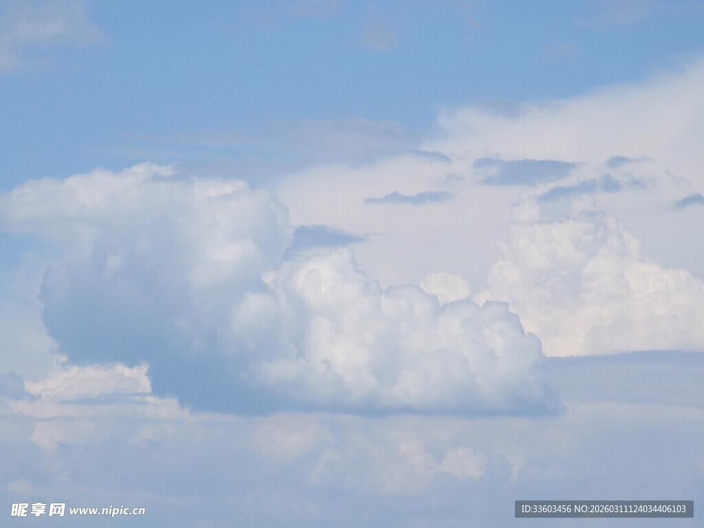 蓝天中的蓬松云朵