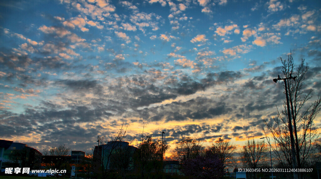 日落时分的绚烂天空