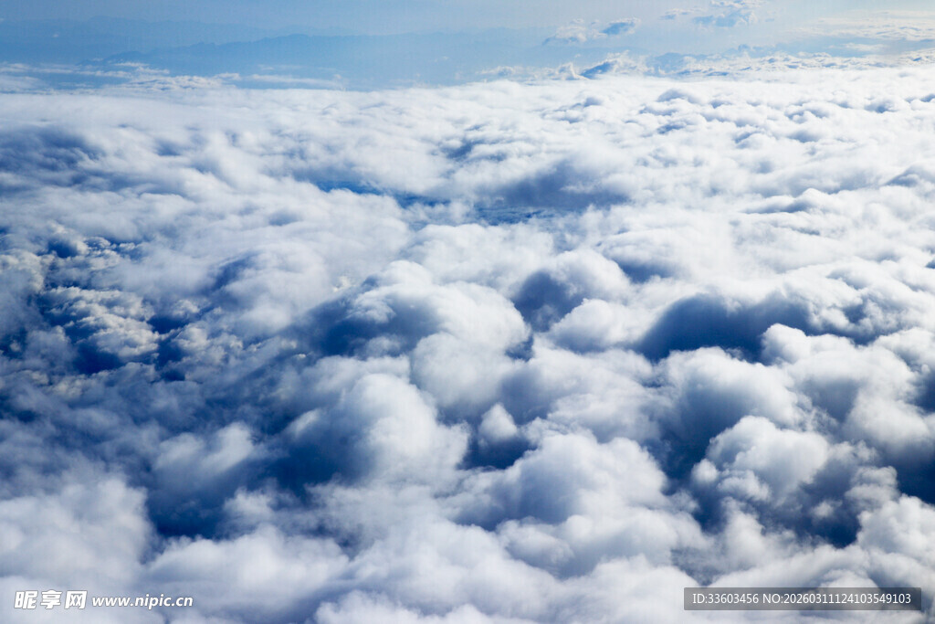高空俯瞰蓬松云海