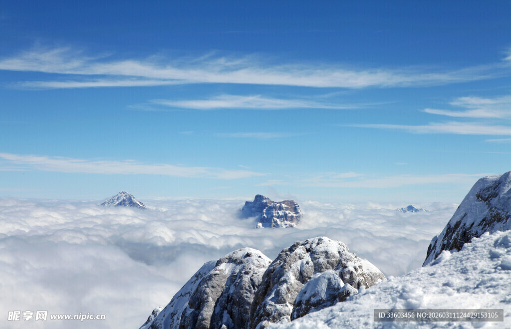 雪山云海壮丽景观