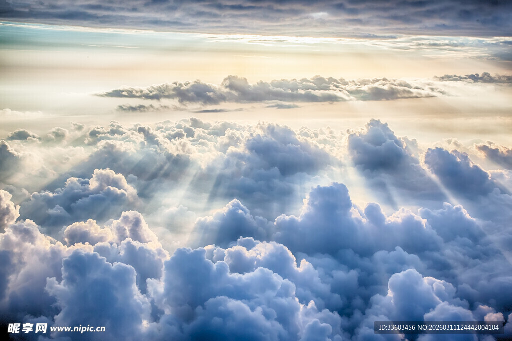 云海之上的梦幻光影