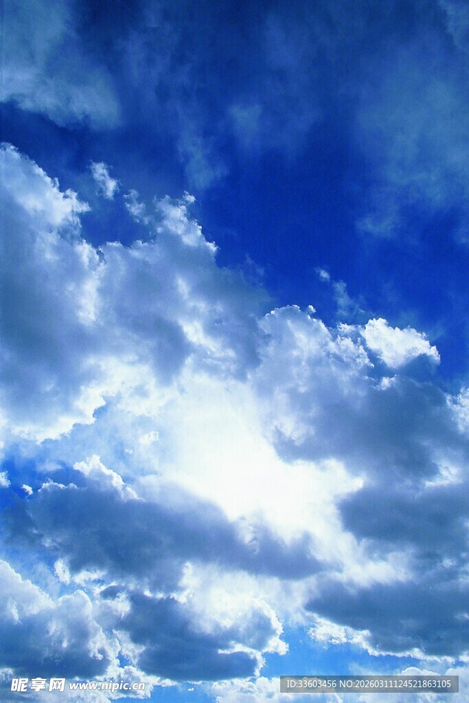 蓝天白云间的璀璨阳光