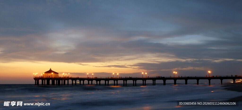 黄昏下的海边栈桥美景