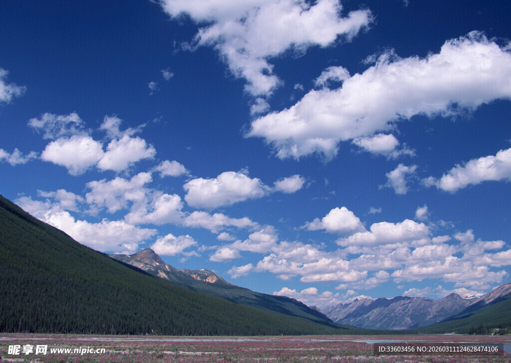 蓝天白云下的壮美山川