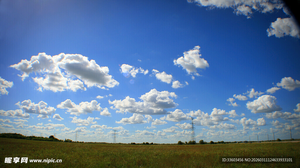 蓝天草原上的白云美景