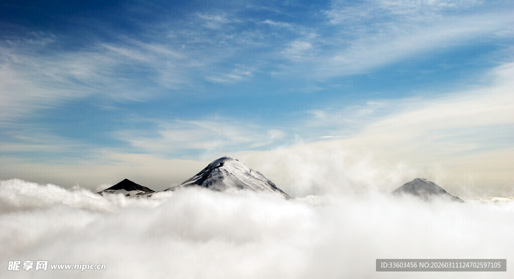云海中的巍峨山峰