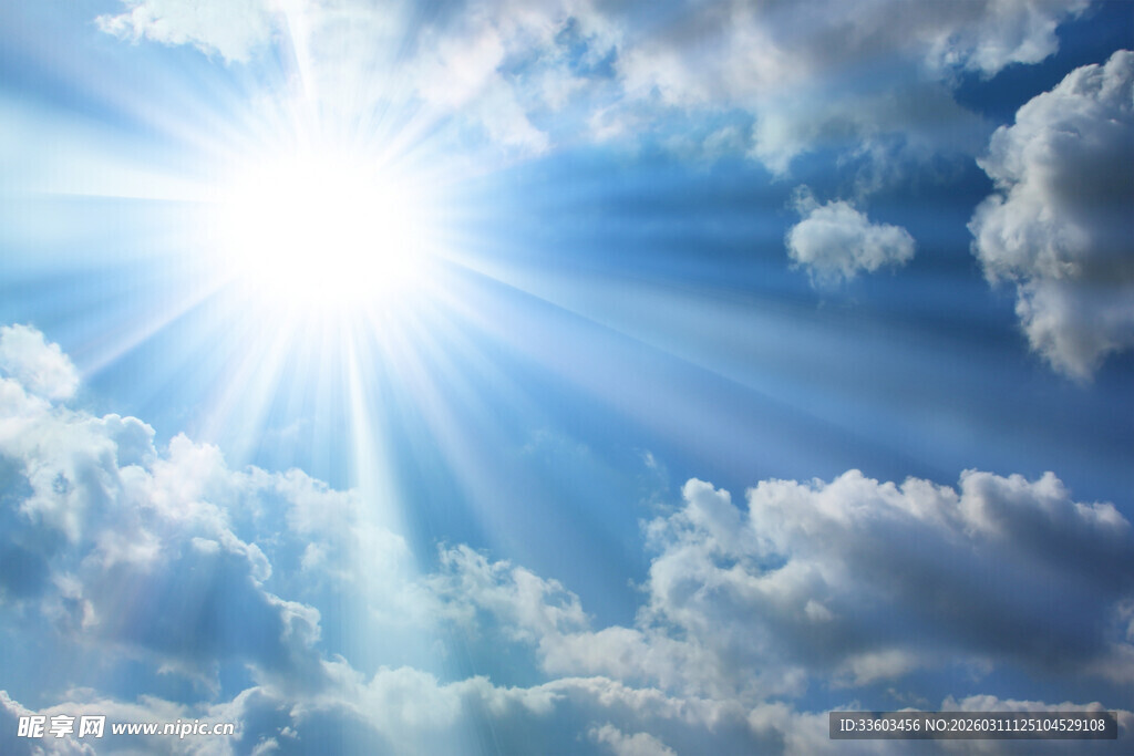 晴朗天空下的耀眼阳光