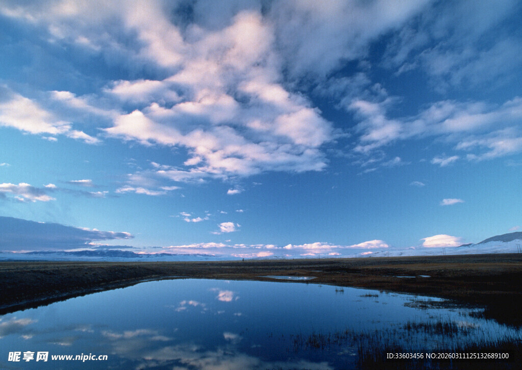 蓝天碧水间的宁静美景