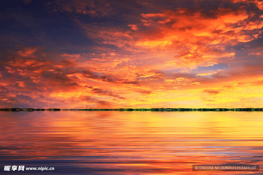 绚丽晚霞映照平静水面