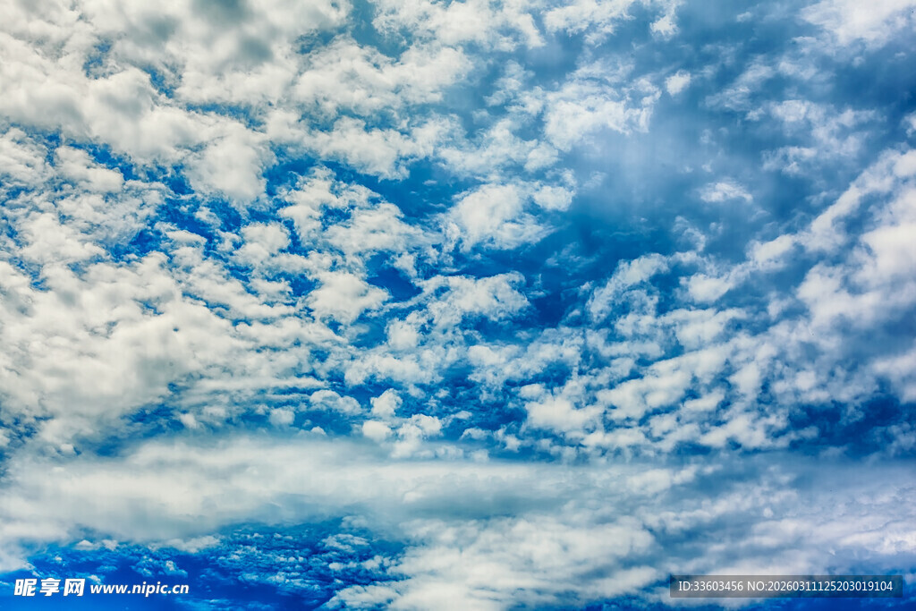 梦幻蓝天与蓬松云朵