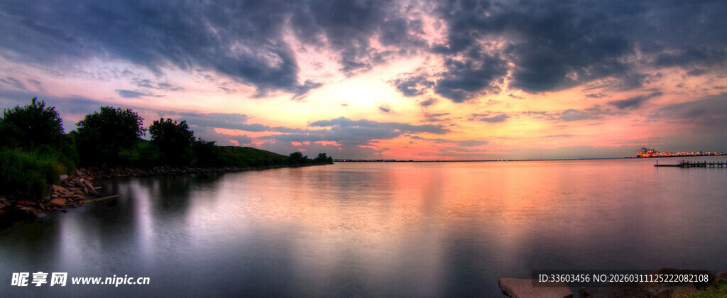 湖畔绚丽晚霞美景
