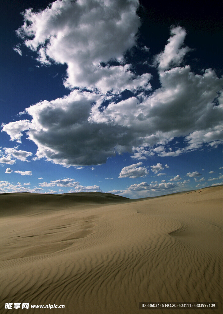 广袤沙漠上的蓝天白云