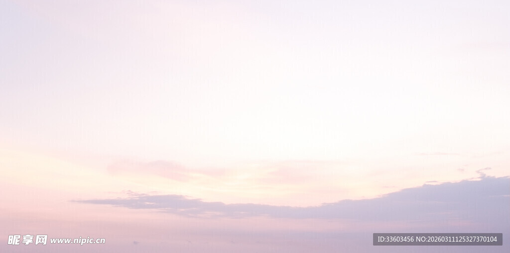 梦幻粉紫天空下的远山