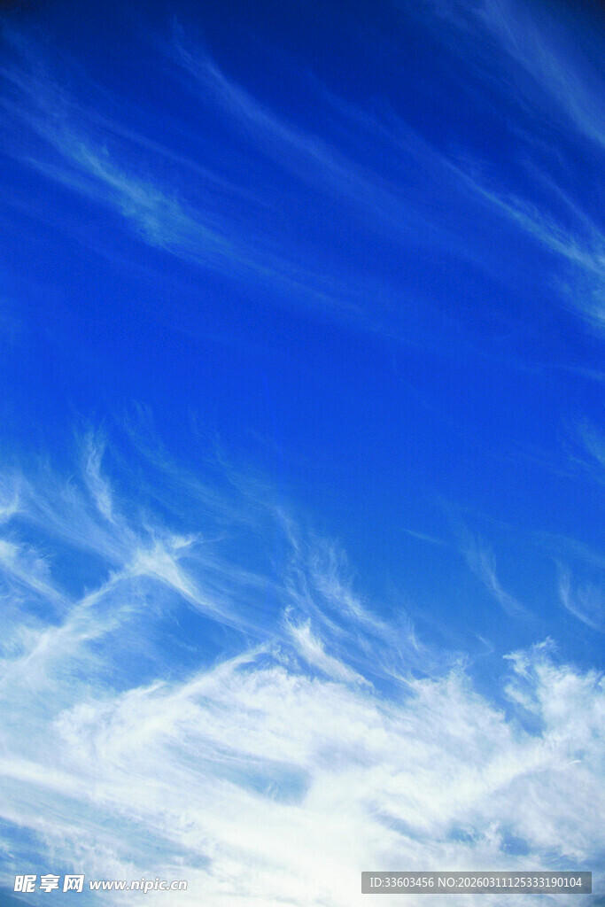 蔚蓝天空中的飘逸云彩