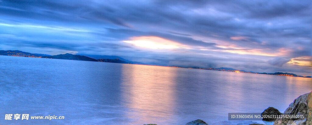 海边绚丽晚霞映照水面