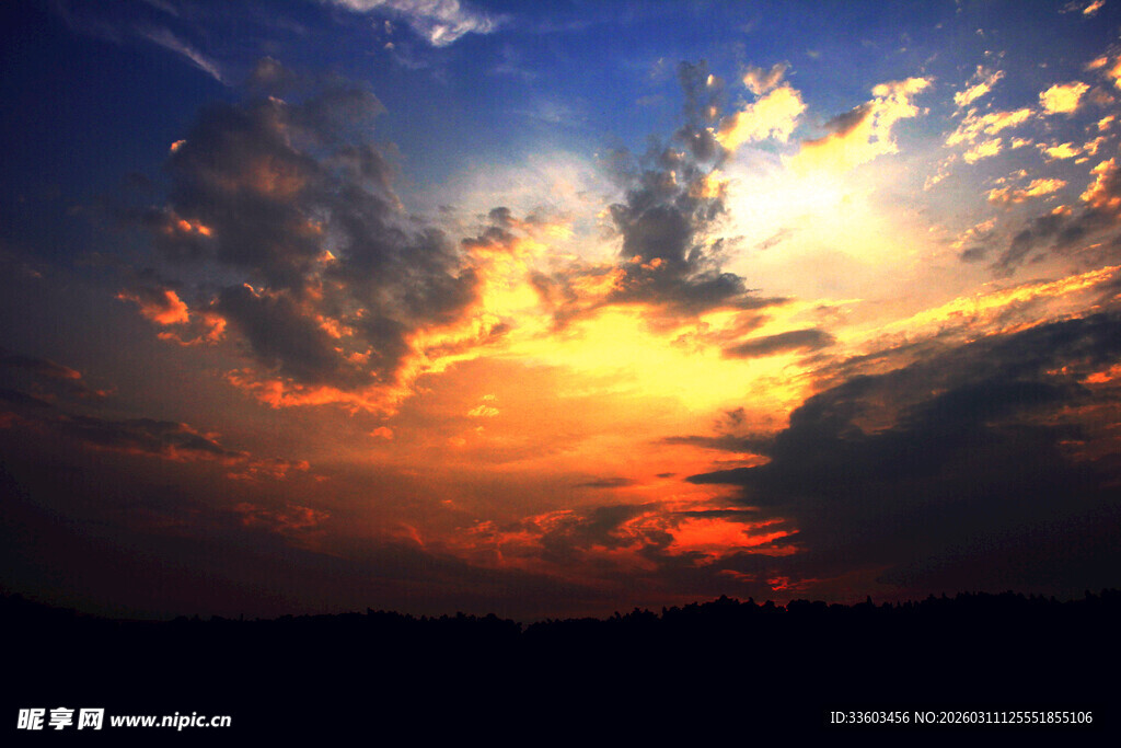 绚丽晚霞中的天空美景