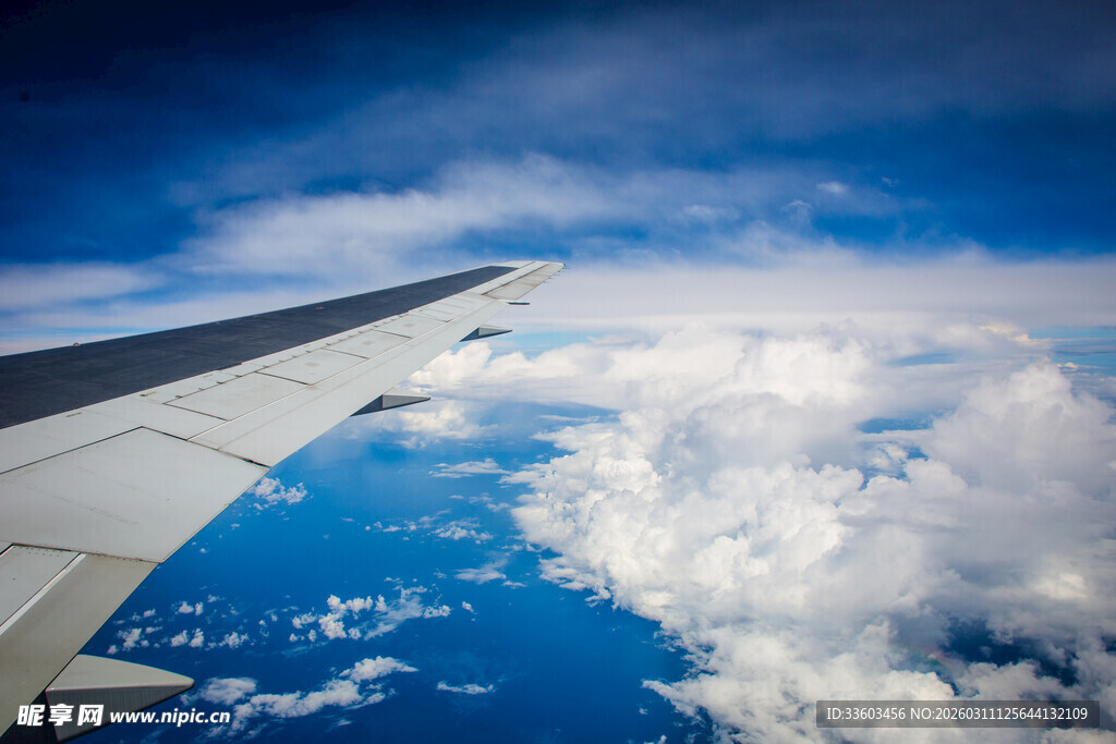 飞机窗外的蓝天与云朵