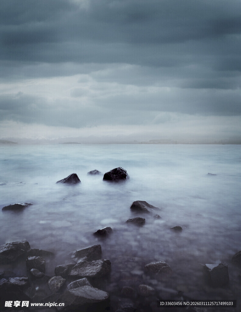 阴沉海面与岸边礁石