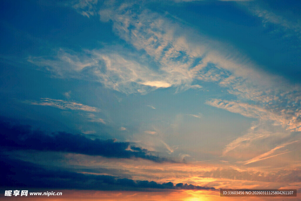 夕阳下的绚丽天空