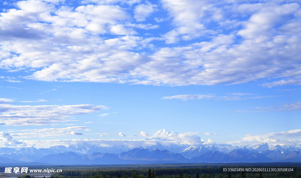 蓝天白云下的开阔景致