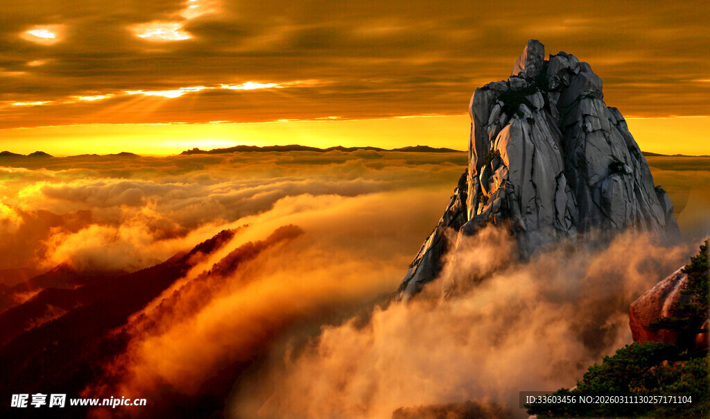 壮丽云海中的巍峨山峰