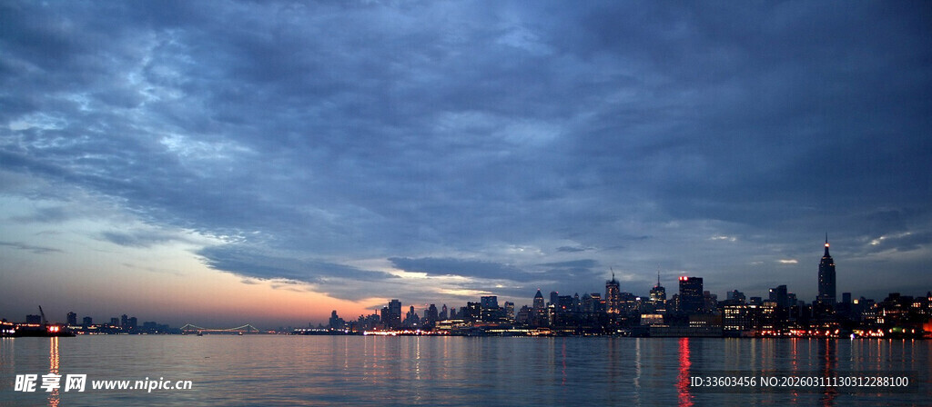 城市湖畔黄昏美景