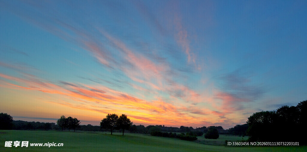 美丽田野上的绚烂晚霞