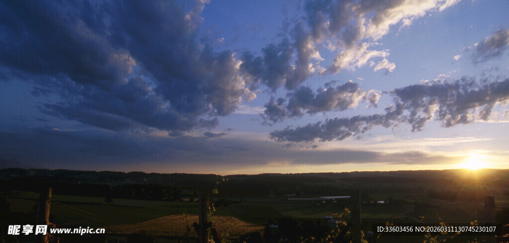 日落时分的旷野天空美景