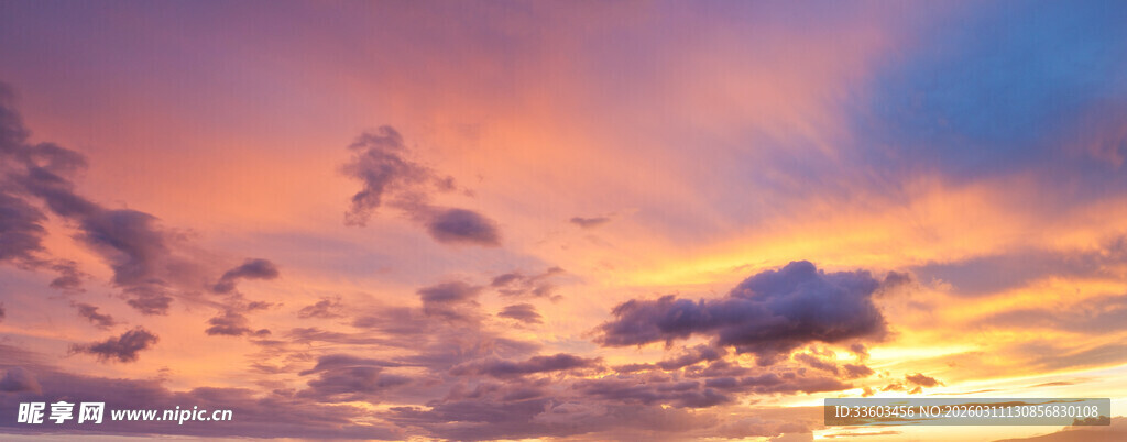 绚丽晚霞中的梦幻云朵