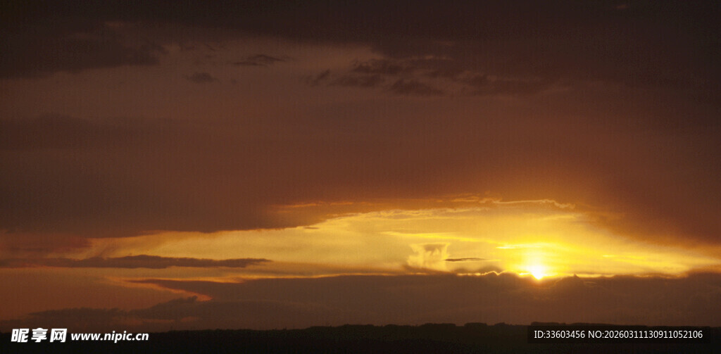 夕阳西下的壮丽天空