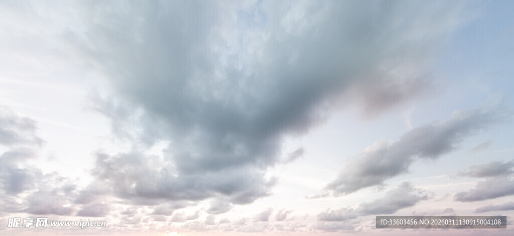 天空中飘浮的层叠云朵