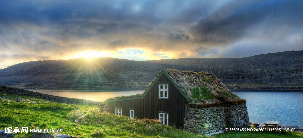 湖畔草顶小屋的绝美黄昏