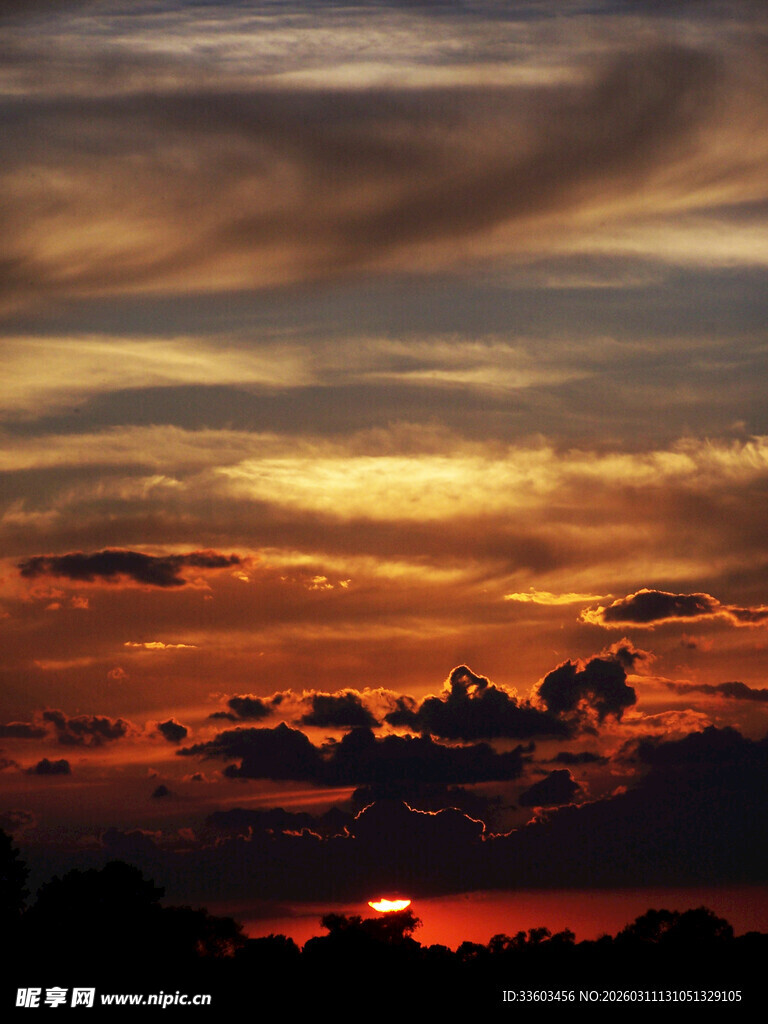 日落时分的绚烂天空