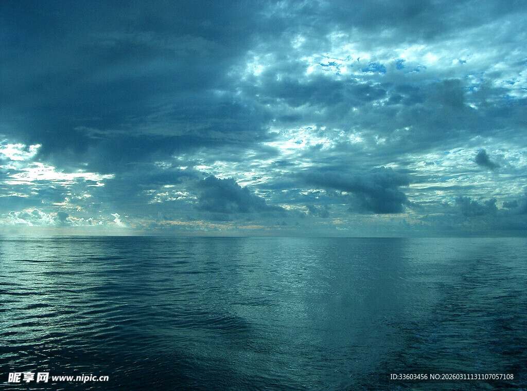 海面乌云密布的壮阔景象