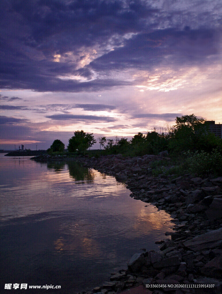 湖畔黄昏美景