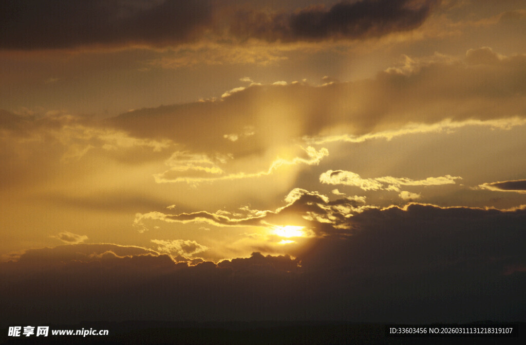 夕阳穿透云层洒下光芒
