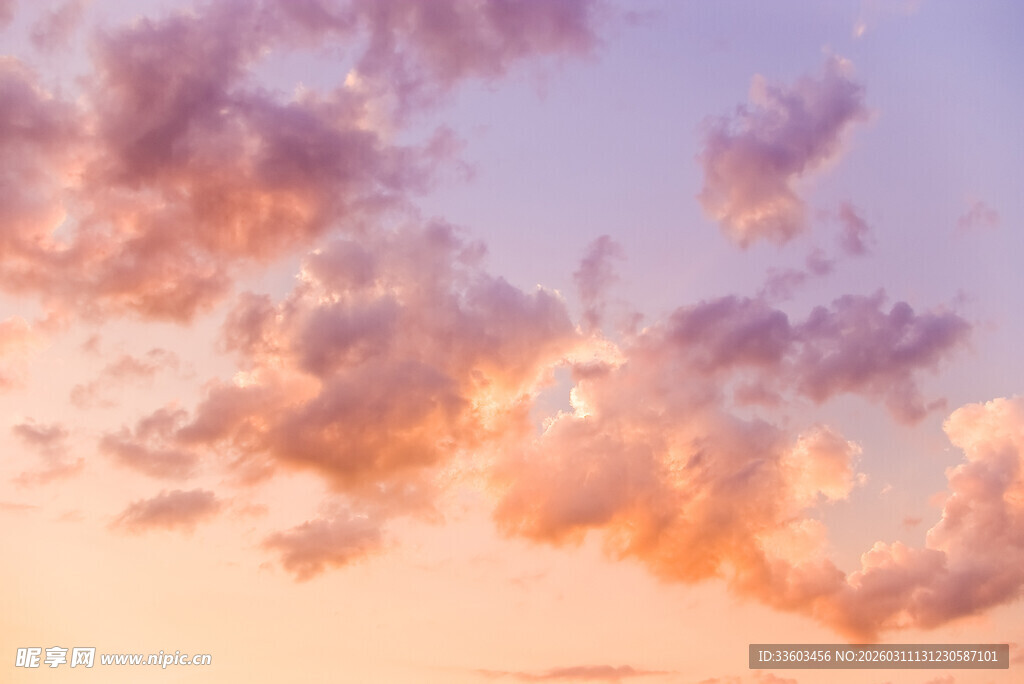 梦幻晚霞中的绚丽云朵