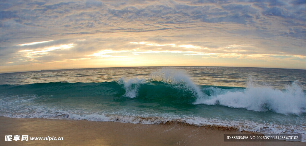 海边日出时的海浪美景