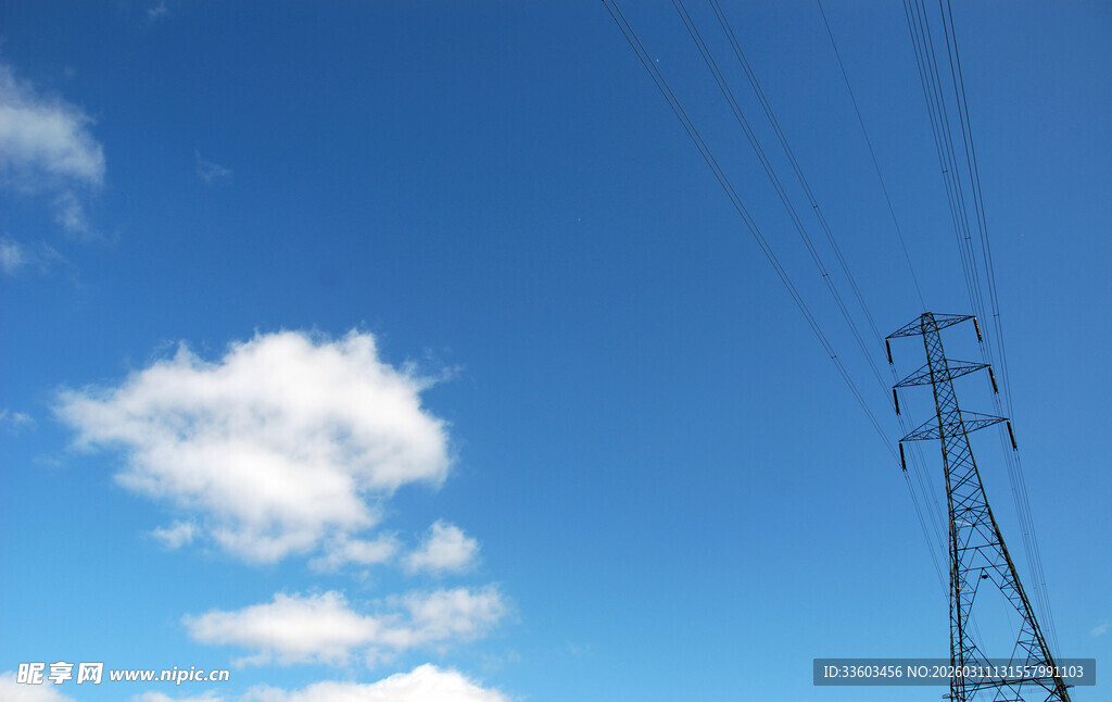 蓝天白云下的输电铁塔