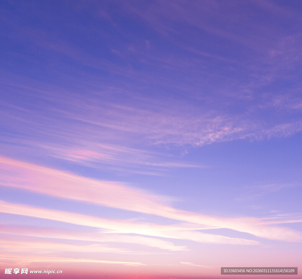 梦幻粉蓝渐变天空美景