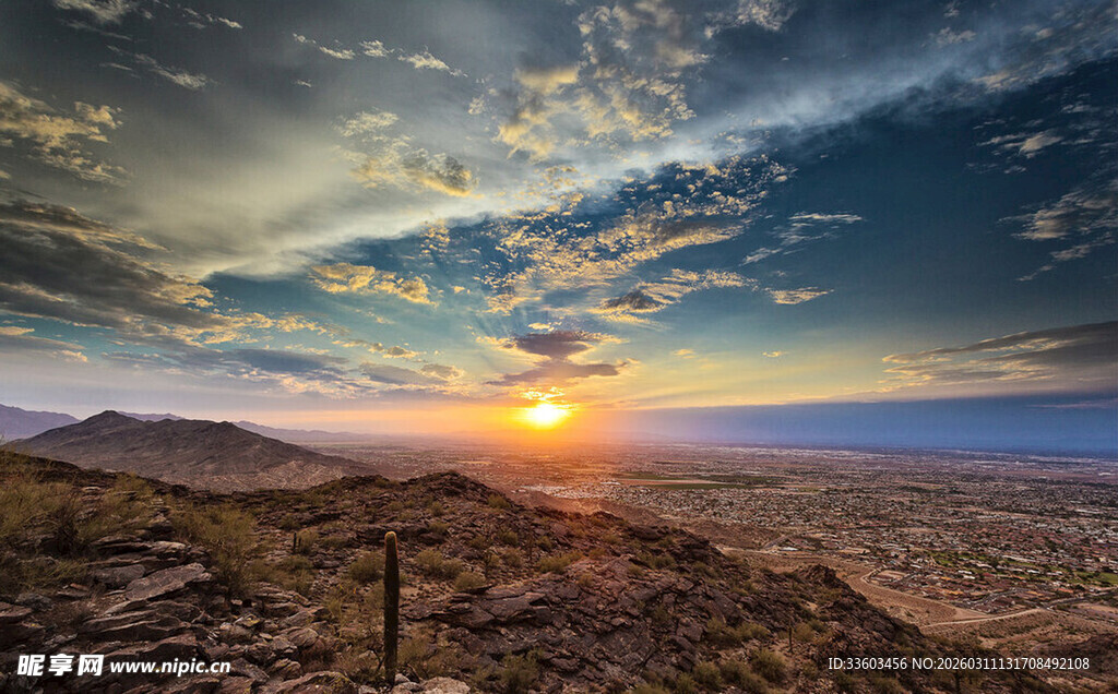 壮丽沙漠日出景观