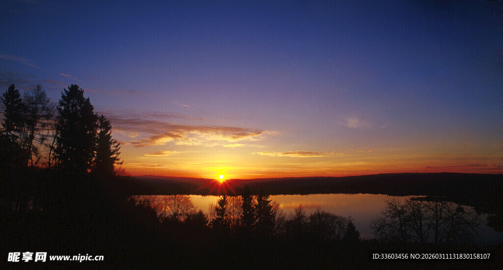 湖畔壮丽日落美景