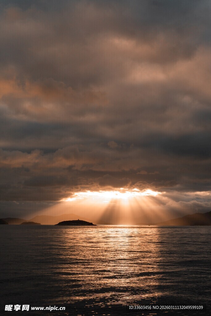 海上日出冲破云层美景