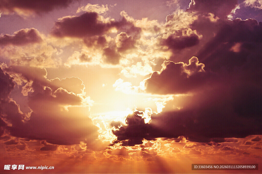 壮丽日出穿透云层景象