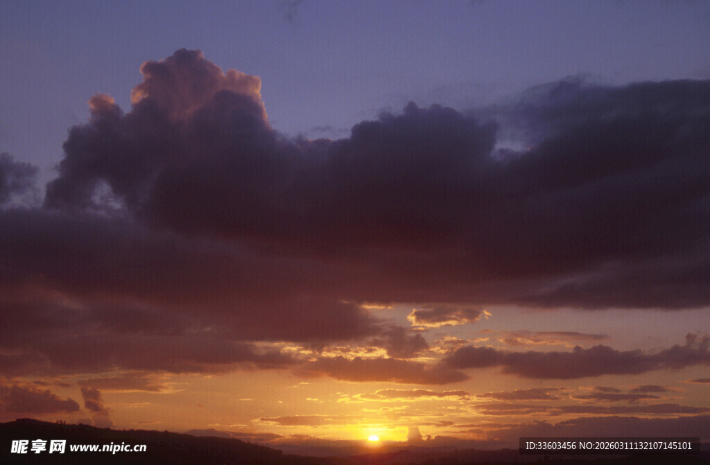 日落时分的壮丽云彩景观