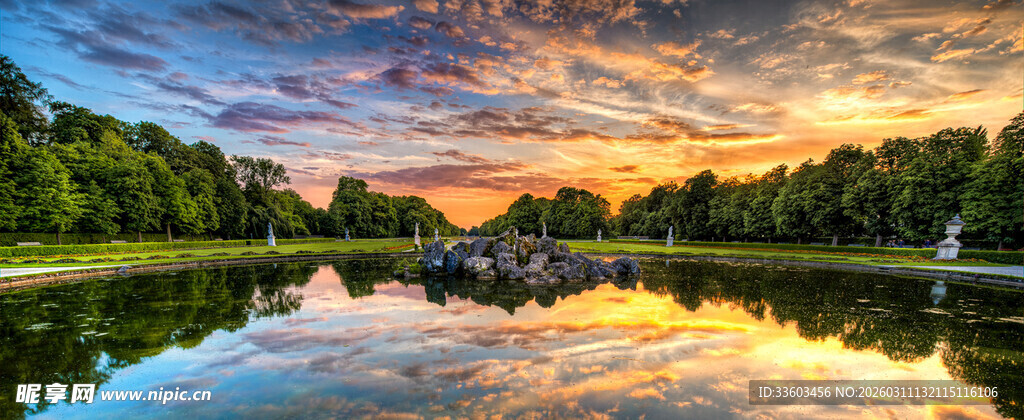 湖畔绚丽晚霞倒影美景