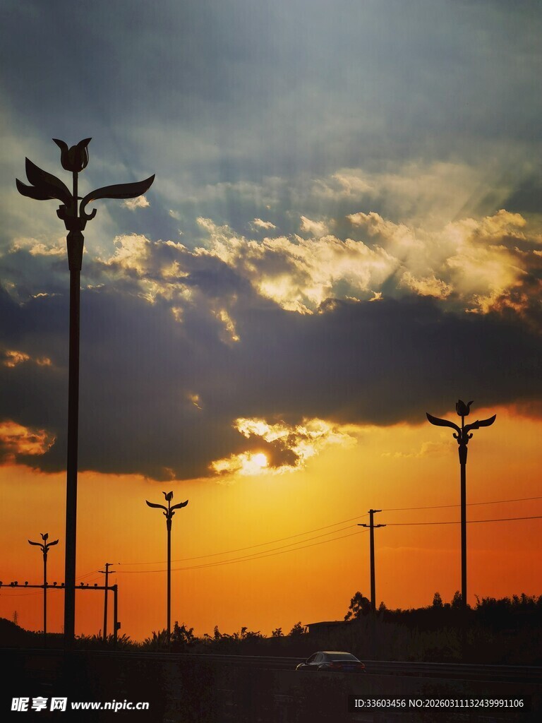 夕阳下的路灯剪影