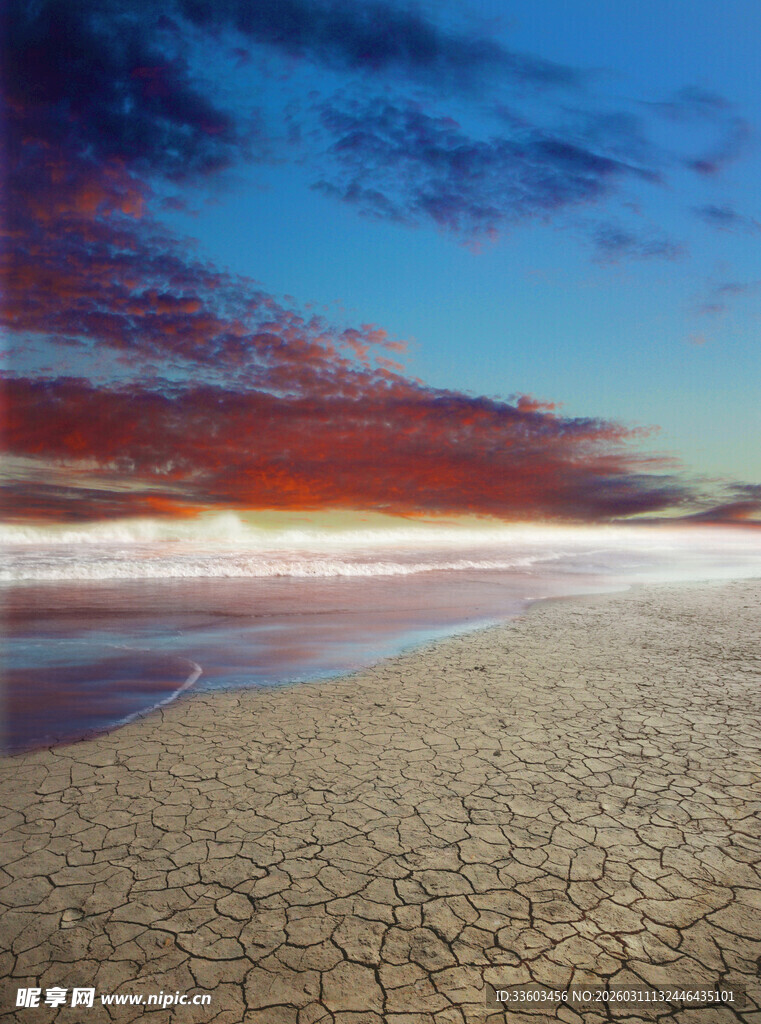 干裂大地与天边绚丽云彩